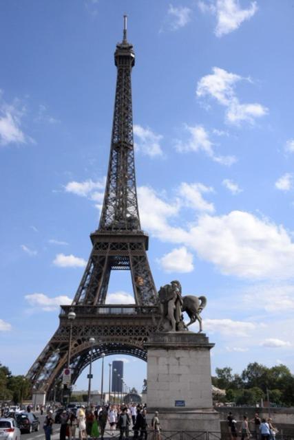 Apartmán Eiffel Edge Escape 30 M From Eiffel Tower Paříž Exteriér fotografie
